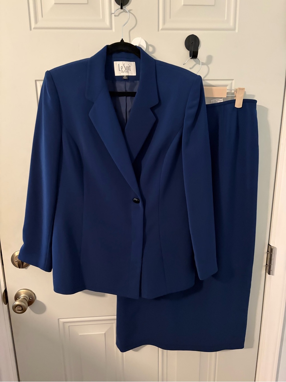 Le Suit Women's Deep Blue Blazer and Skirt Set size 10p